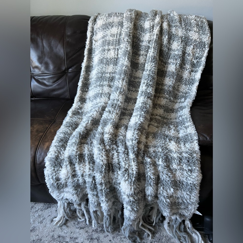 UGG Throw - Picture 10 of 16